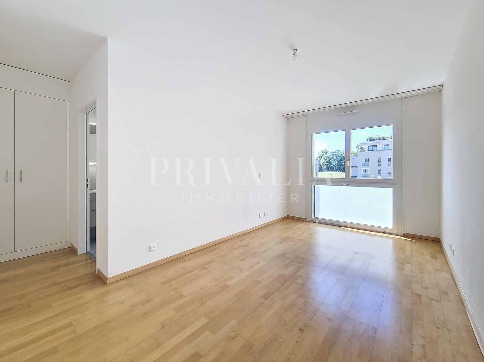 PrivaliaBeautiful 5,5 rooms flat with balcony and winter garden in a secure residence