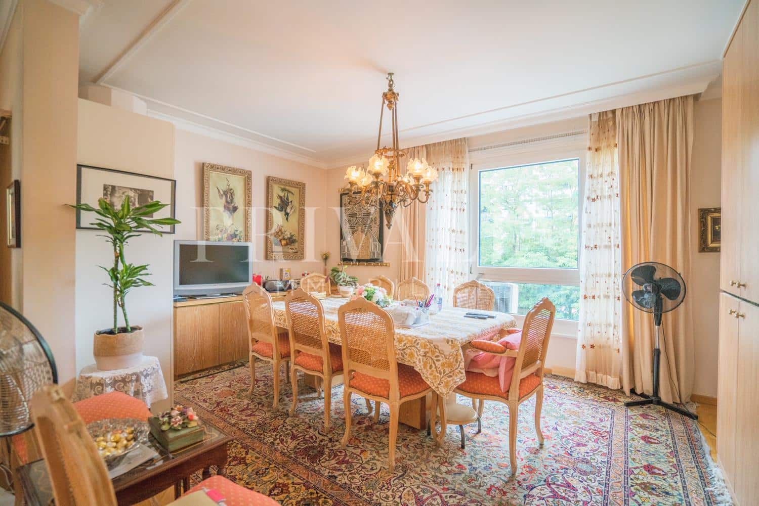 PrivaliaAt the gates of Florissant, superb furnished through-apartment in a green setting