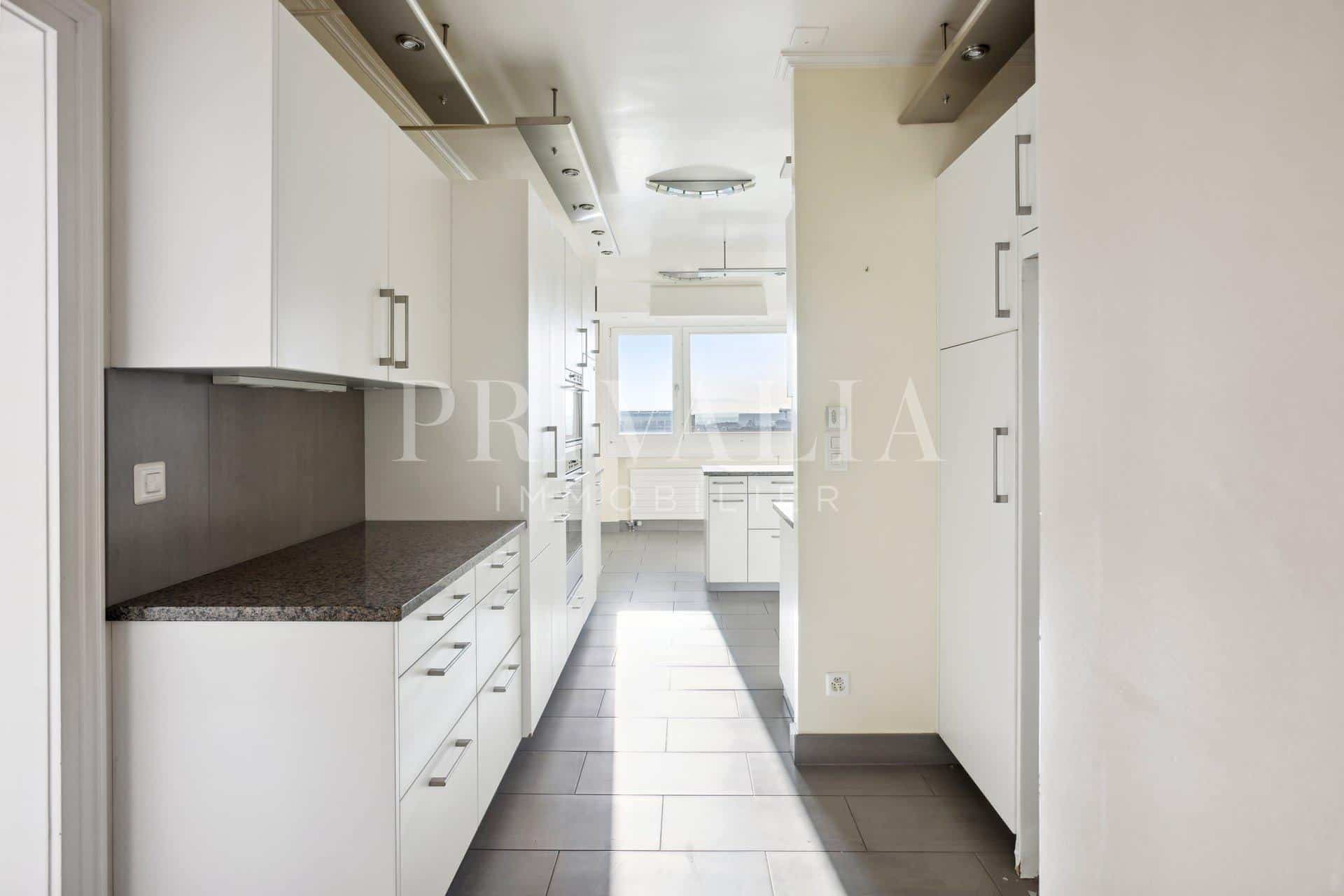 PrivaliaEXCLUSIVE: Apartment near International Organizations with Panoramic View