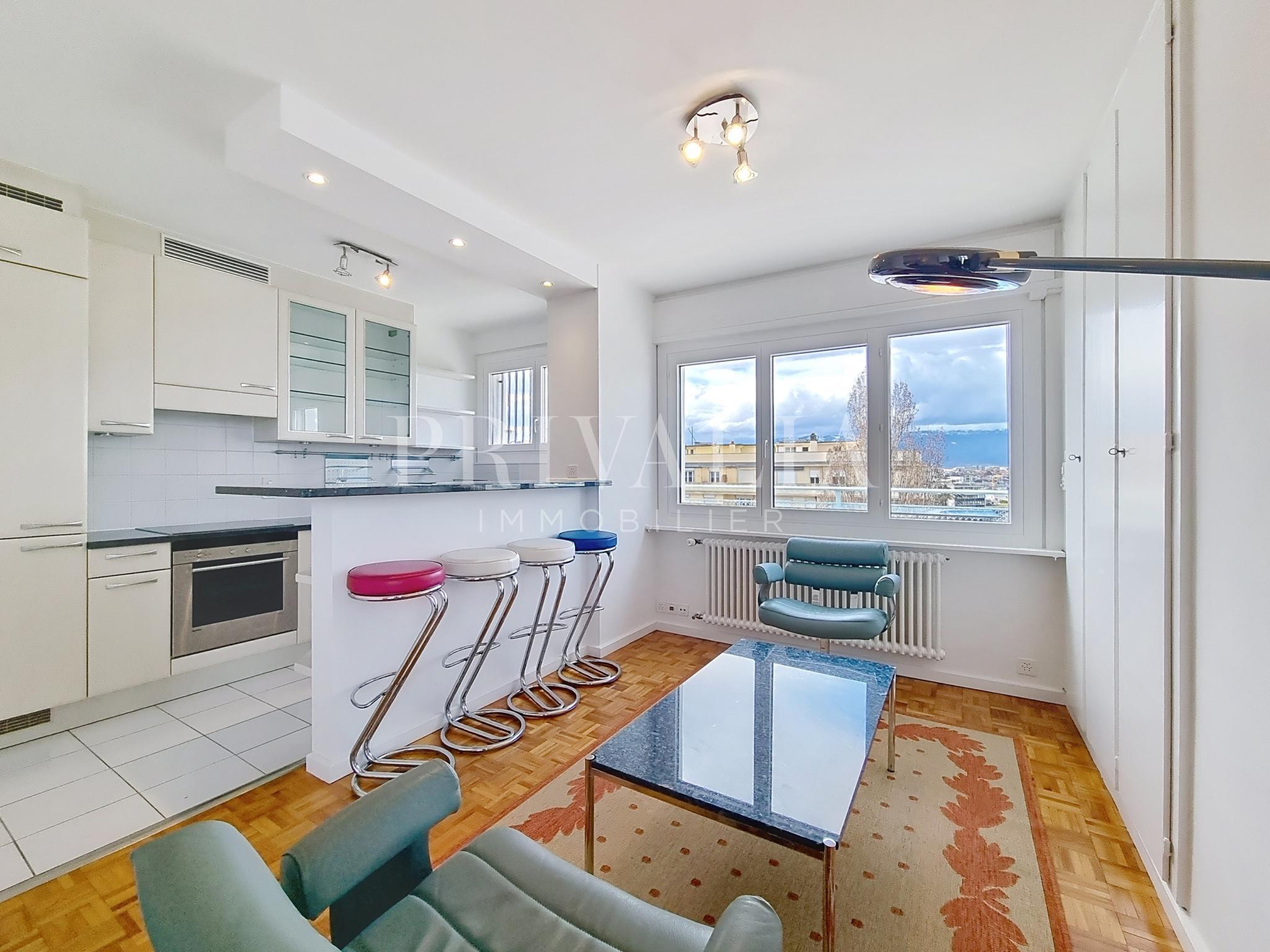PrivaliaSuperbe attique avec terrasse offrant une vue panoramique sur la ville et le lac