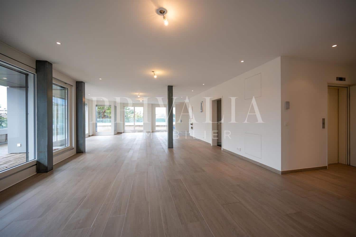 PrivaliaSuperb contemporary walk-through apartment in the heart of the sought-after residential district of Conches